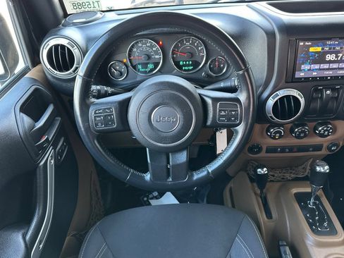 Used 2016 Jeep Wrangler Rubicon w/ Power Convenience Group AWD/4WD image 17