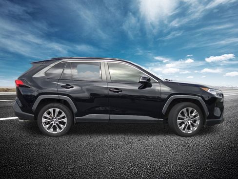 Used 2019 Toyota RAV4 XLE Premium FWD image 16