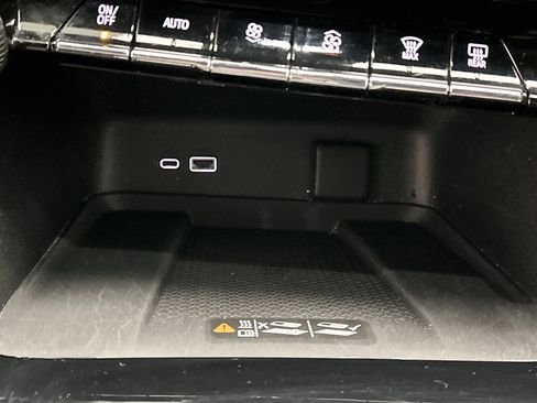 Used 2025 Chevrolet Traverse LT FWD image 40