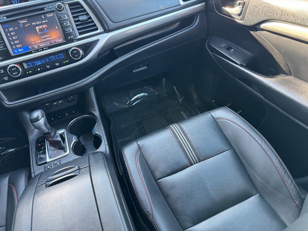 Used 2019 Toyota Highlander SE w/ Nightshade Edition AWD/4WD image 19