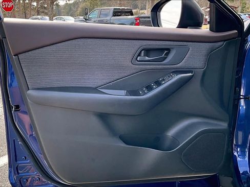 Used 2023 Nissan Rogue S image 20