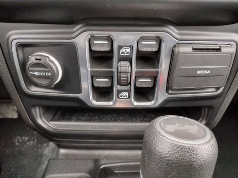 Used 2023 Jeep Wrangler Sahara image 30