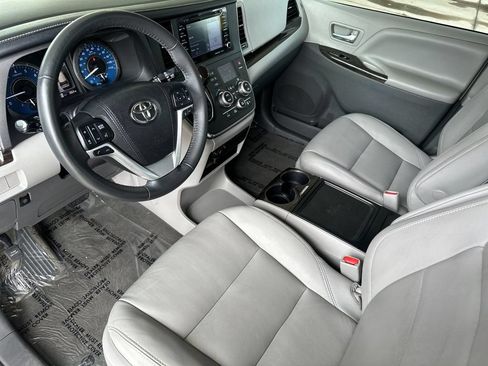 Used 2018 Toyota Sienna XLE w/ XLE Navigation Package FWD image 9