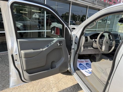 Used 2016 Nissan Frontier SV AWD/4WD image 12