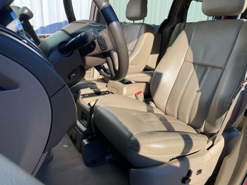 Used 2011 Chrysler Town & Country Touring-L image 26