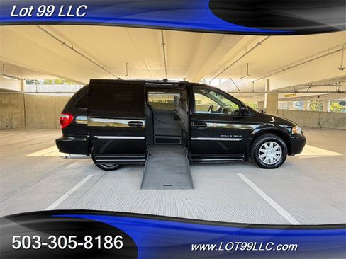 Used 2006 Chrysler Town & Country Touring w/ Trailer Tow Prep Group FWD image 1