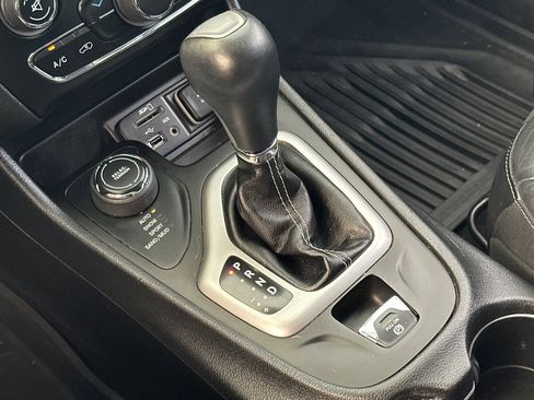 Used 2018 Jeep Cherokee Latitude Plus AWD/4WD image 22