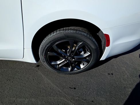 New 2026 Chrysler Pacifica Select image 9