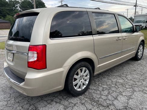 Used 2013 Chrysler Town & Country Touring FWD image 7