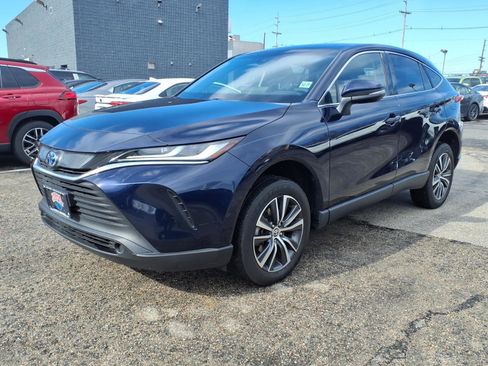 Certified 2023 Toyota Venza LE image 3