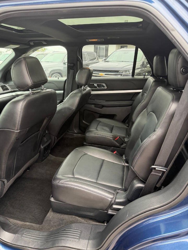 Used 2017 Ford Explorer XLT w/ Equipment Group 202A AWD/4WD image 12