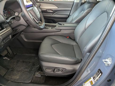 Certified 2025 Toyota Grand Highlander FWD image 11