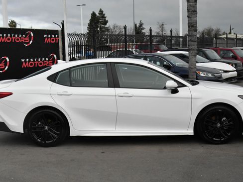 Used 2025 Toyota Camry SE image 9