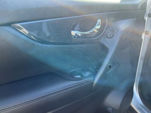 Used 2019 Nissan Rogue SV image 11