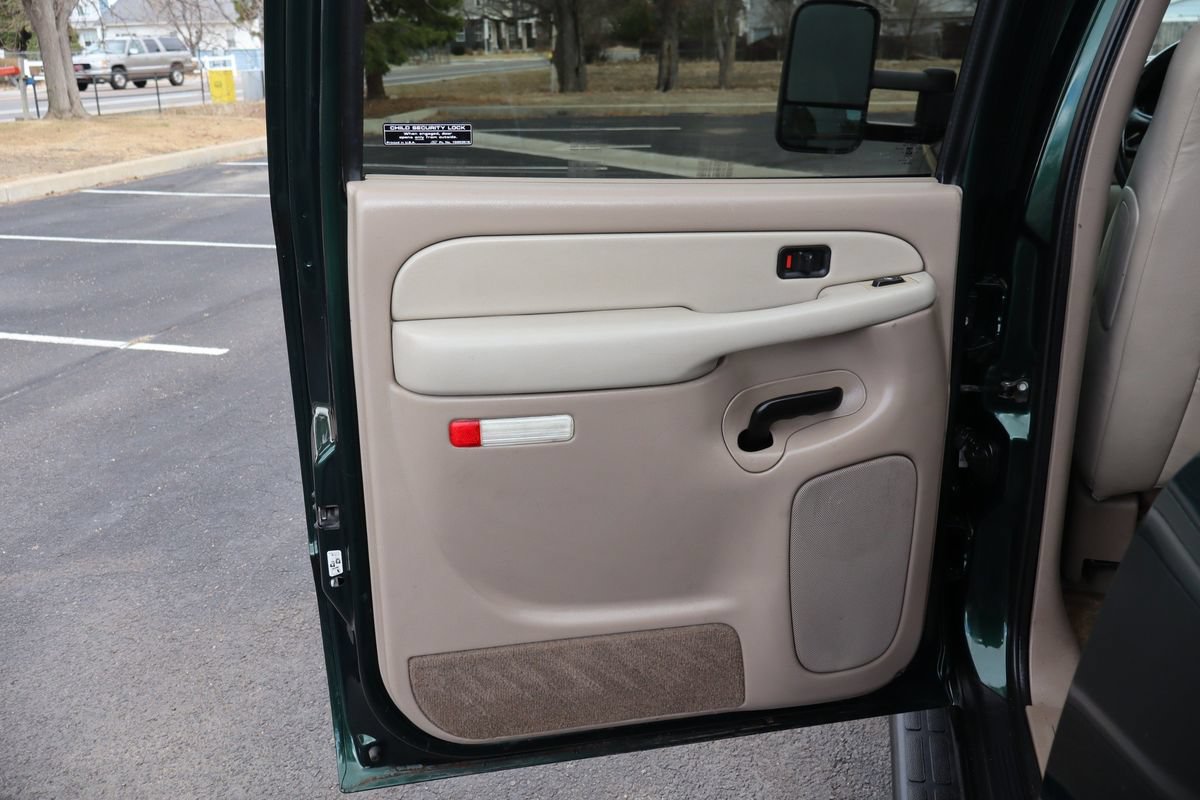 Used 2002 Chevrolet Suburban 2500 LT AWD/4WD image 26