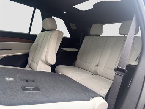 Used 2026 Cadillac Vistiq Luxury image 8