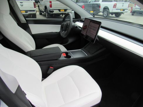 Used 2022 Tesla Model Y Performance image 21