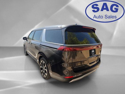 Used 2022 Kia Carnival EX FWD image 4
