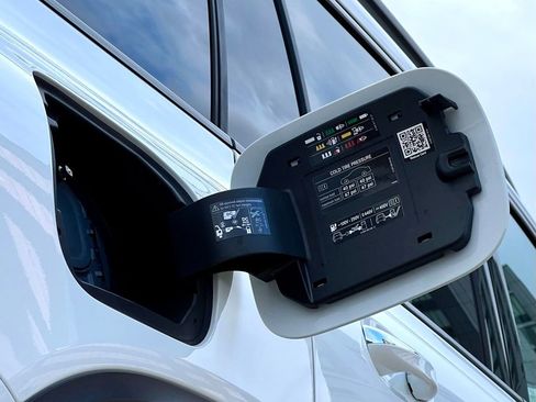 Certified 2023 Mercedes-Benz EQB 300 4MATIC image 11