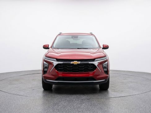 Used 2025 Chevrolet Trax LT FWD image 2