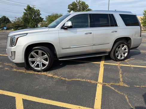 Used 2018 Cadillac Escalade Luxury AWD/4WD image 3
