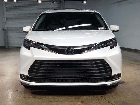 New 2026 Toyota Sienna XLE FWD image 2