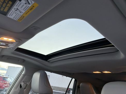 Used 2023 Toyota Highlander XLE image 2