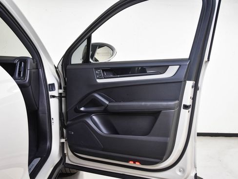 Certified 2025 Porsche Cayenne AWD/4WD image 25
