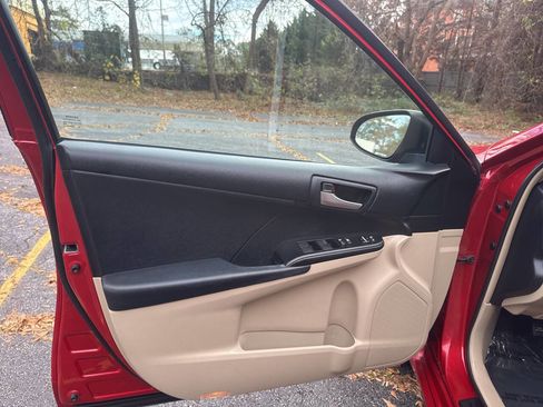 Used 2012 Toyota Camry L image 13