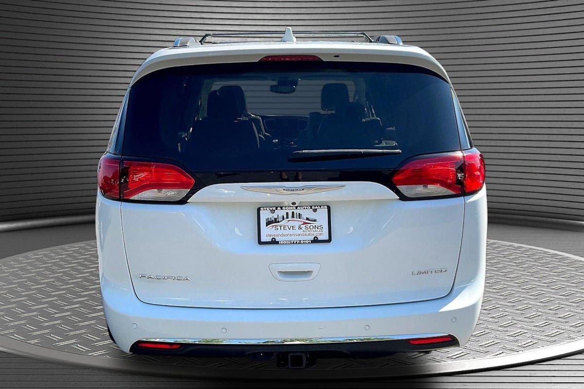 Used 2017 Chrysler Pacifica Limited w/ UConnect Theater Package FWD image 5