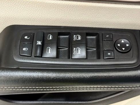 Used 2023 Chrysler Voyager LX image 31