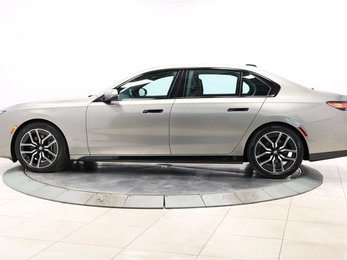 Used 2023 BMW 740i w/ Parking Assistance Package RWD image 8