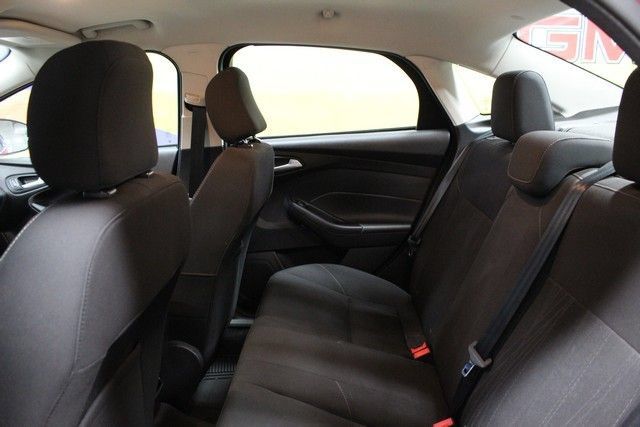Used 2016 Ford Focus SE w/ SE Winter Package FWD image 14