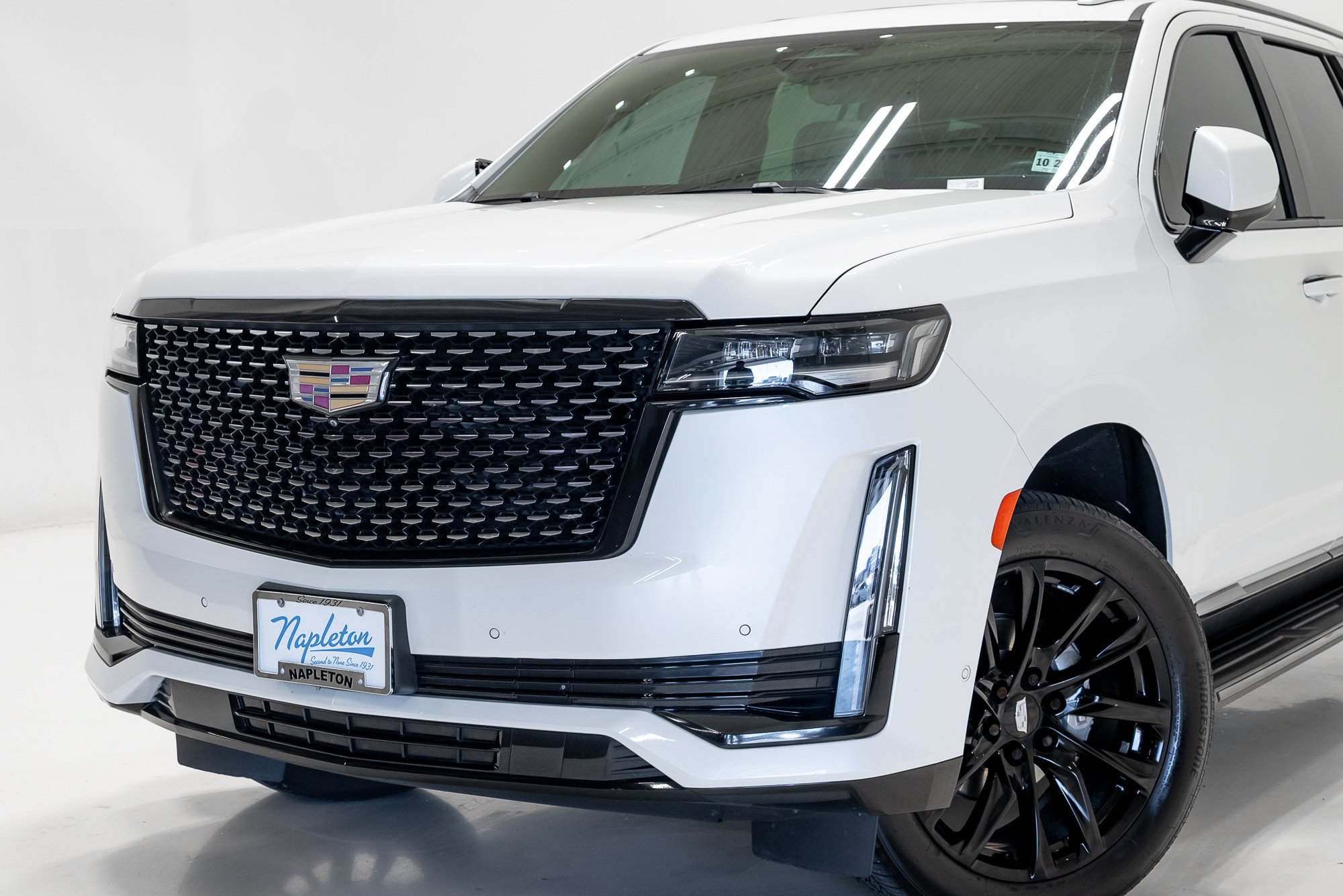 Used 2021 Cadillac Escalade Premium Luxury AWD/4WD image 2