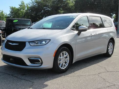Used 2023 Chrysler Pacifica Touring-L FWD image 3