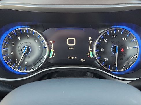 Used 2022 Chrysler Pacifica Touring-L image 10