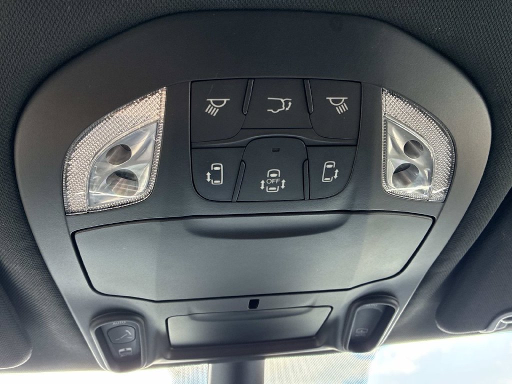 Used 2026 Chrysler Pacifica Limited FWD image 42