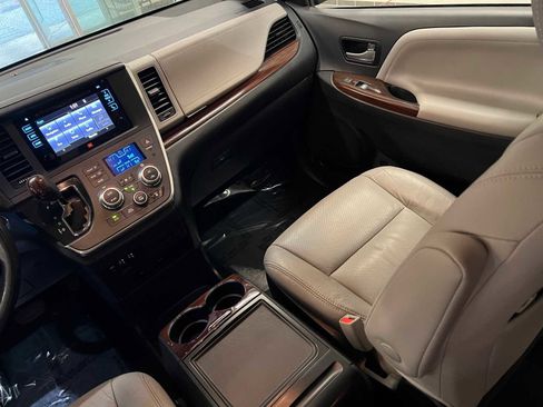 Used 2017 Toyota Sienna Limited Premium image 11