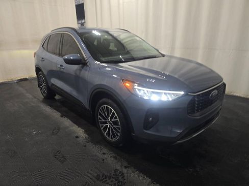 Used 2024 Ford Escape SE w/ Class II Trailer Tow Package image 3