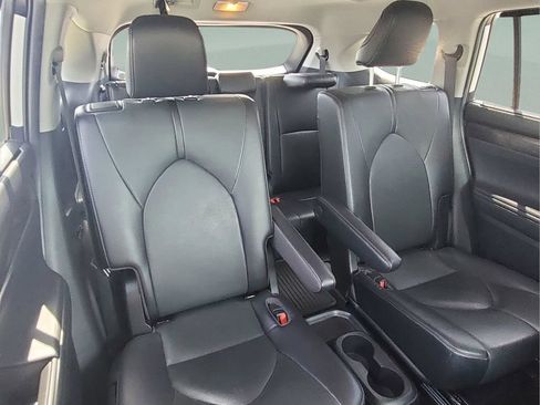 Used 2022 Toyota Highlander Limited FWD image 18