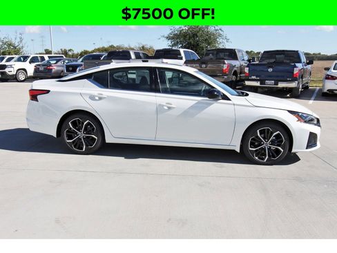 New 2025 Nissan Altima 2.5 SR w/ SR Premium Package image 9