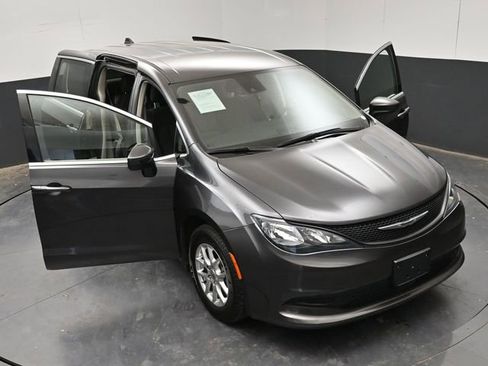 Used 2023 Chrysler Voyager LX image 29