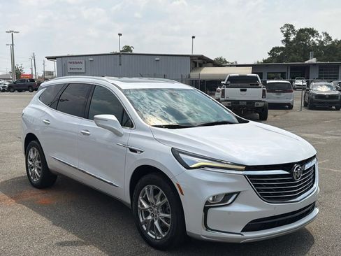 Used 2023 Buick Enclave Essence w/ Experience Buick Package FWD image 4