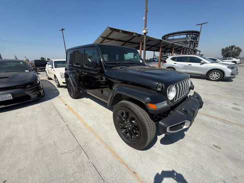 Used 2025 Jeep Wrangler Unlimited Sahara w/ Safety Group AWD/4WD image 3