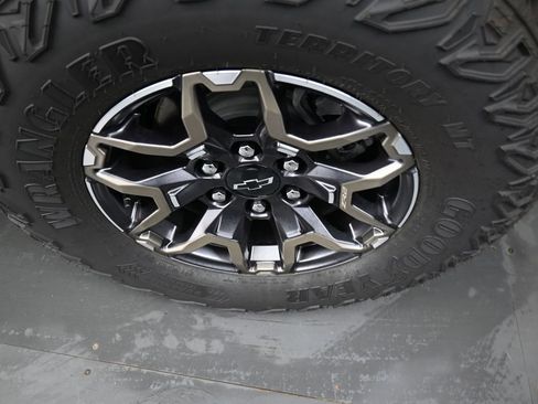 Used 2026 Chevrolet Colorado ZR2 w/ Technology Package AWD/4WD image 9