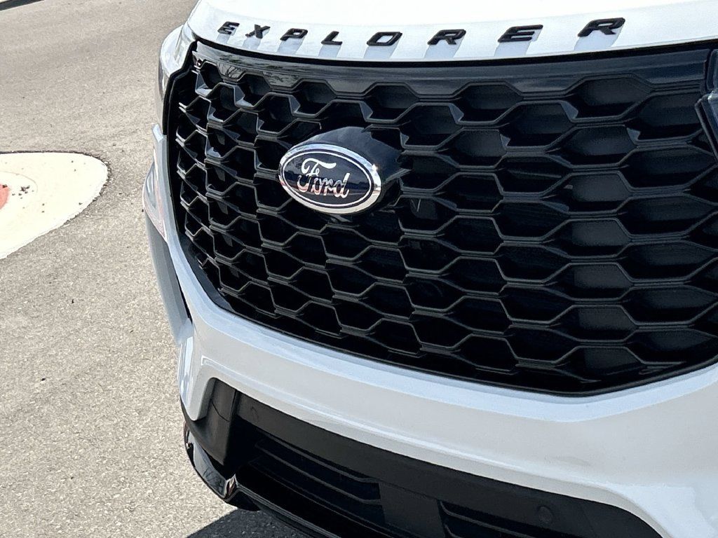 Used 2025 Ford Explorer ST-Line w/ Premium Package RWD image 31