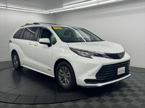 Certified 2021 Toyota Sienna LE image 2