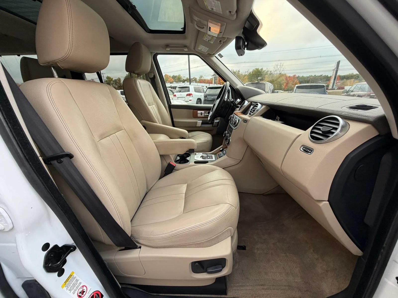 Used 2016 Land Rover LR4 HSE Silver Edition AWD/4WD image 39
