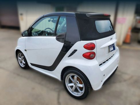 Used 2015 smart fortwo passion RWD image 3