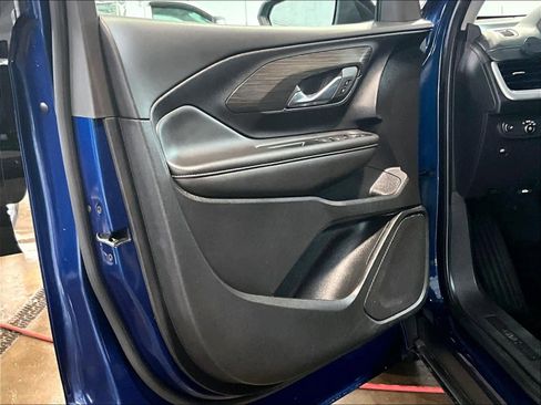 Used 2023 GMC Terrain SLE w/ Driver Convenience Package image 9